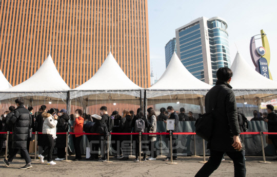 지난 26일 서울역광장에 설치된 임시선별검사소에서 시민들이 코로나19 검사를 받기 위해 줄을 서고 있다. 이슬기기자 9904sul@